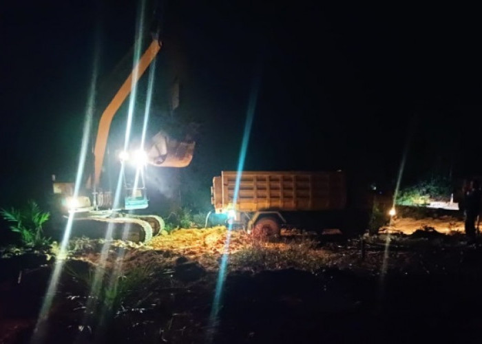 Satgas TMMD Berpacu dengan Cuaca, Pemadatan Jalan Lembur Hingga Malam