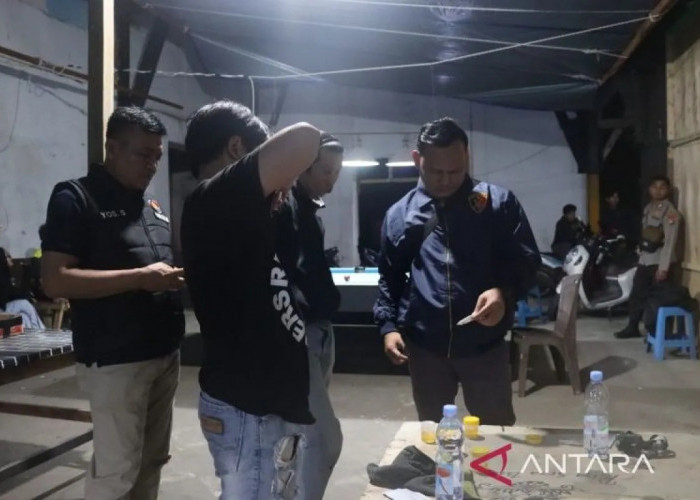 Warga Nongkrong Malam Hari Dites Urine