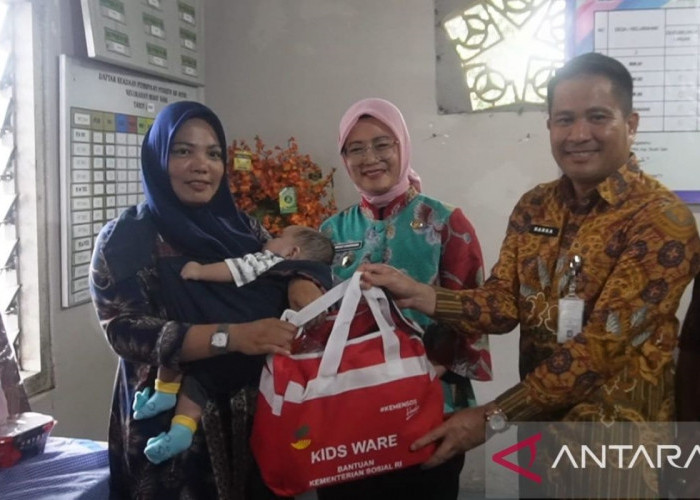 Pemkot Serahkan Bantuan Kemensos Korban Banjir Rob