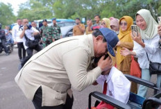 Presiden Cium Siswa SLB Pangkalpinang