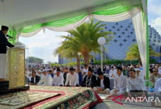 Warga Padati Masjid Kubah Laksanakan Shalat Id