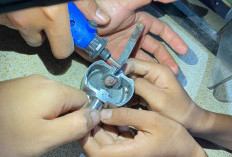 Bukan Padamkan Api, Personil Damkar Berjibaku Lepaskan Jari Terjepit Piston Motor