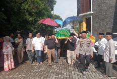 Kapolsek Pangkalan Baru Kawal Jenazah Mantan Wako