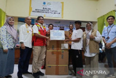 Pelindo Serahkan Mesin Kapal Tempel 15 PK Bantu Nelayan