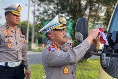 Polda Babel Bagi-bagi Bendera Merah Putih