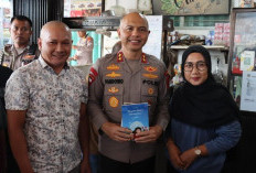 Ketua PWI Basel Hadiahkan Dua Buku untuk Kapolda Babel