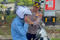 Tingkatkan Keselamatan Pengendara, Kapolres Bangka Bagikan Helm Gratis