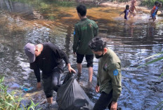 Kolaborasi Bersih Pantai Karang Mas