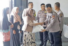 Polres Bagikan 300 Paket Sembako ke Warga