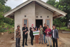 Wabup Debby Serahkan Kunci Rumah Layak Huni dari BAZNAS ke Warga