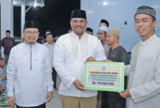 Safari Ramadan di Rumdin Bupati Bateng, Pj Gubernur Safrizal Serahkan Sejumlah Bantuan