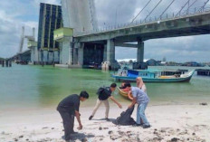 Mahasiswa UBB Bersihkan Pantai Kuala Indah