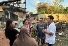 Tanggap Kondisi Warga, Kamarudin-Khairil Jenguk dan Beri Bantuan Korban Kebakaran di Manggar