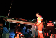 Tim SAR Evakuasi 13 Penumpang KM Sinar Jaya 