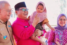 PJ Bupati Haris Serahkan Bantuan CSR Penurunan Stunting BSB