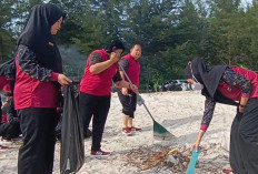 Sambut HUT Bhayangkara, Polres Bangka Bersih-bersih Pantai Jelitik