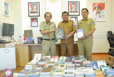 Bakeuda - Diskominfo Hibahkan 517 Buku ke DKPUS