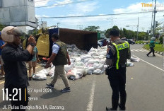 Truk Tabrak Pemotor Satu Keluarga