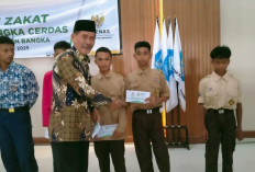 Baznas Bangka Salurkan Zakat 300 Pelajar
