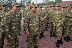 Menteri dan Wakil Menteri Baju Militer 