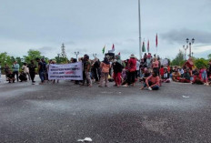 Tolak Keras PIP, Nelayan Batu Perahu Kepung Kantor Bupati Basel