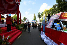 Mobil Hias Disperindag Diapresiasi Gubernur dan penonton