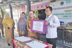 Bupati Algfary Serahkan Ratusan Sertifikat Tanah Warga Lubuk Besar