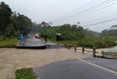 Jembatan Air Ruak Putus Diterjang Banjir