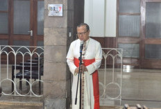 Absen di Pemakaman Paus 