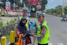 Jumat Berkah Satlantas Bagi Sembako ke Warga Kurang Mampu 
