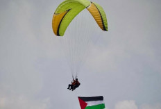  Dompet Dhuafa Bentangkan Bendera Lewat Paralayang, Lantangkan Kemerdekaan Palestina