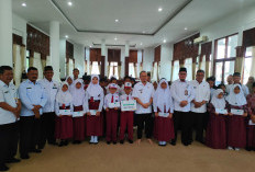 Pemkab Bateng Bersama BAZNAS Serahkan Bantuan Pendidikan Ratusan Juta