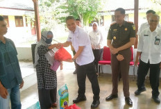 Pj Bupati Serahkan 4.122 Paket Bansos Keluarga Kurang Mampu