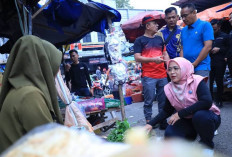 Pj Wali Kota Pangkalpinang dan Pj Ketua PKK Turun ke Pasar Cek Harga Kebutuhan Pokok di Pasar Pagi