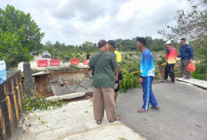 Dua Pengendara Motor Tertimpa Jembatan Air Abik