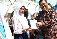 Pemkot Bantu Perlengkapan Sekolah 718 Siswa