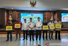 Gubernur Serahkan Hibah Keagamaan Rp 9,54 Miliar