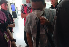 Amir Syahbana Tertunduk dan Bermasker Masuk Ruang Sidang