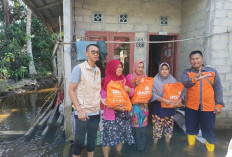Lazismu Babel & Bateng Serahkan Bantuan Sembako ke Warga Terdampak Banjir Rob