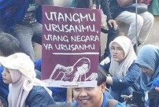 Demo Tolak PPN 12 Persen, BEM SI Lemparkan Uang ke Istana Negara