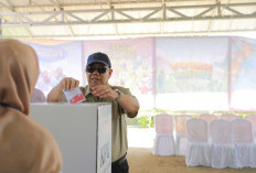 Gubernur Gunakan Hak Pilih di TPS 06 Gabek I