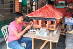 Seniman Basel Yoelchaidir Buat Miniatur Rumah Adat Pelideh