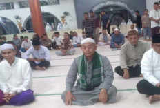 Pj Bupati Solat Tarawih Perdana di Masjid Agung Sungailiat