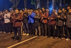 Mahasiswa & Polisi di Babel Shalat Ghaib, untuk Almarhum Affan Kurniawan
