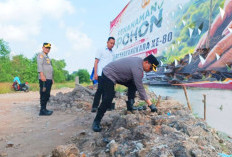 Kapolresta Tanam Mangrove di DAS Teluk Bayur