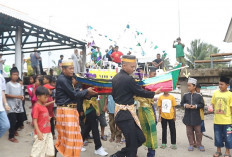 Uniknya Pesta Pantai Batu Belubang Larungkan Miniatur Kapal