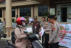 Sinergitas Menyambut Hut Bhayangkara ke 79, Berbagi Bingkisan ke Pengendara
