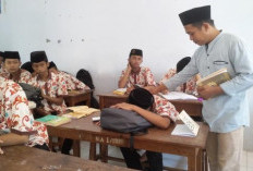 Cari Aman, Guru di Lamongan Cueki Siswa Tidur di Kelas