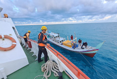 Empat Kru KM Nur Aini Diselamatkan Tim SAR Usai Alami Mesin Rusak karena Sambaran Petir 