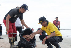 Polresta-Pemkot Bersih-bersih Pantai Pasir Padi